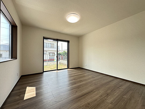 【ファミリーラウンジ】
南向きの大きな窓から光がたっぷりと差し込む明るいお部屋！広々とした空間でお子様がのびのびと遊ぶ姿を見守れますね！どんな家具を置こうか考えるだけでワクワクします！