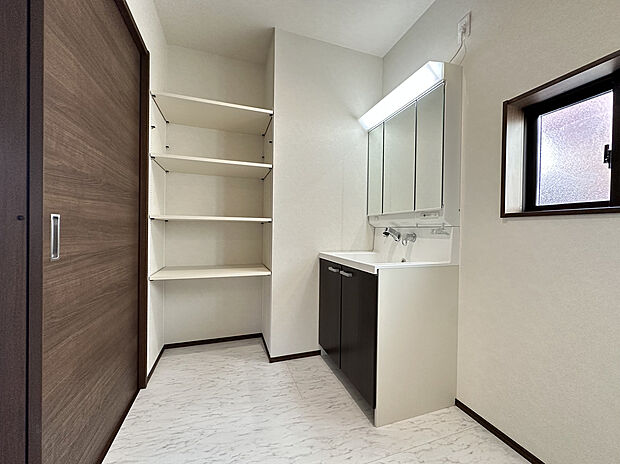 【洗面室】
洗面台横には可動式の棚が付いた大容量の収納スペース！タオルや洗剤のストック、家族の下着などもスッキリ整理できますね！いつも片付いた清潔な空間を保てます！