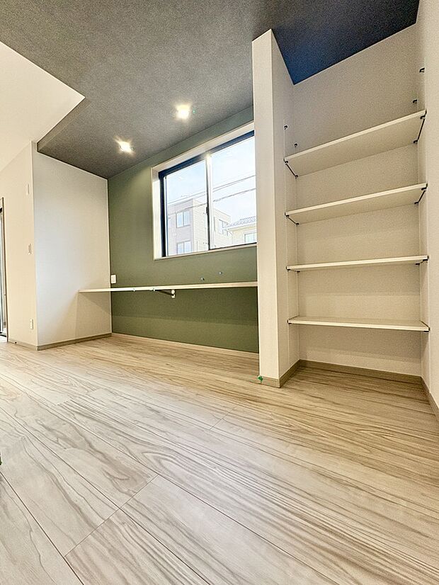 【ファミリーラウンジ】
リビングの一角には便利なスタディカウンターとおしゃれな可動棚を設置しました!お子様の宿題スペースや、ちょっとした事務作業も家族の気配を感じながら集中して行えます♪