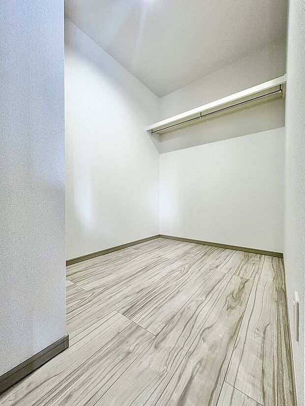 【1階ファミリークローク】
1階に設けられたファミリークロークは、家事の時間を短縮する心強い味方です!重い荷物や着替えもすぐに収納できるため、お部屋をいつでもスッキリと綺麗に保つことができます♪