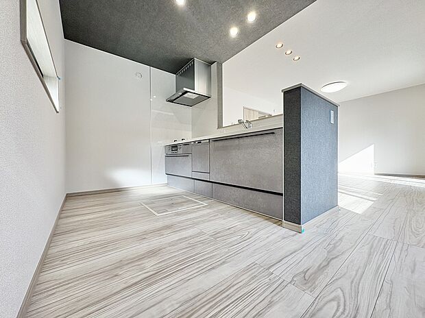 【対面キッチン】
スタイリッシュな対面キッチンからは、リビング全体が見渡せて安心です!広々としたシンクや使い勝手の良い収納も備わっており、毎日のお料理がもっと楽しく軽やかになりますね♪