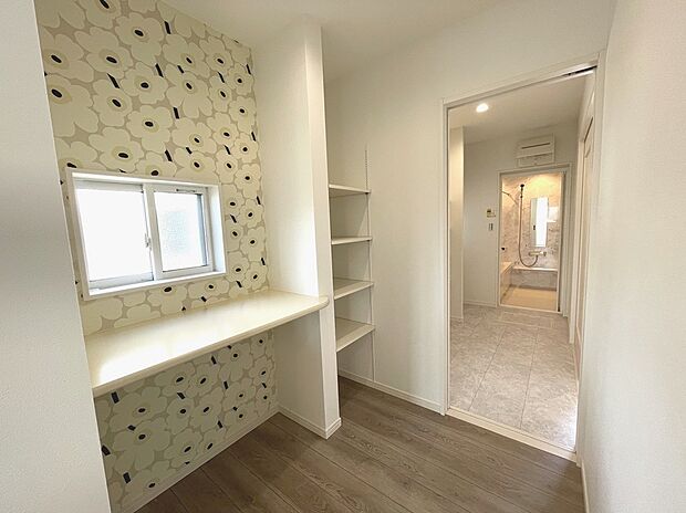 【【4号棟 家事室】】キッチンと洗面脱衣室を繋ぐ、家事室です！
家事をよりスマートに行える嬉しい動線♪