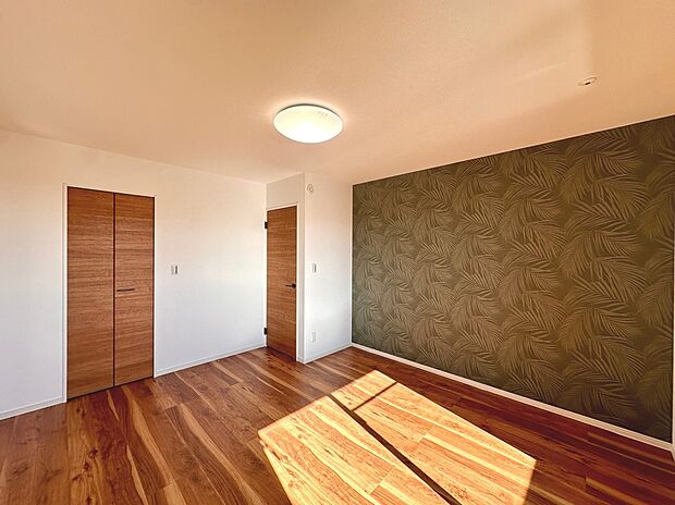 【【4号棟 主寝室】】広々とした主寝室です。少し柄の入ったアクセントの壁紙で、落ち着きのある時間が過ごせそうですね。