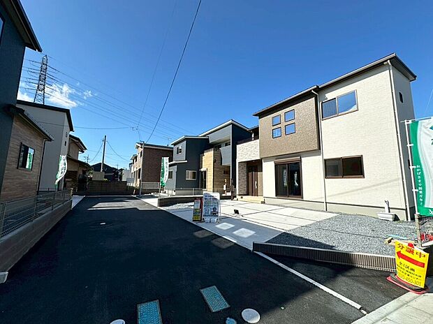 【【分譲地　前面道路】】整備された広い前面道路で、車の出し入れやお子様との安全な移動がスムーズ！日当たりも良く、明るい環境で生活できますね♪