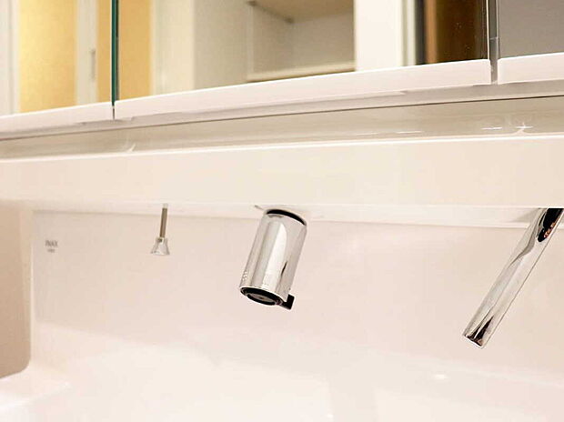 【【壁出し式のインナーホース水栓】】水栓まわりに水がたまらず、拭き掃除もラクラク。