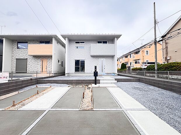 【外観】外壁のカラーや玄関ドアの色味も異なり、1棟ごとに個性が出ます♪