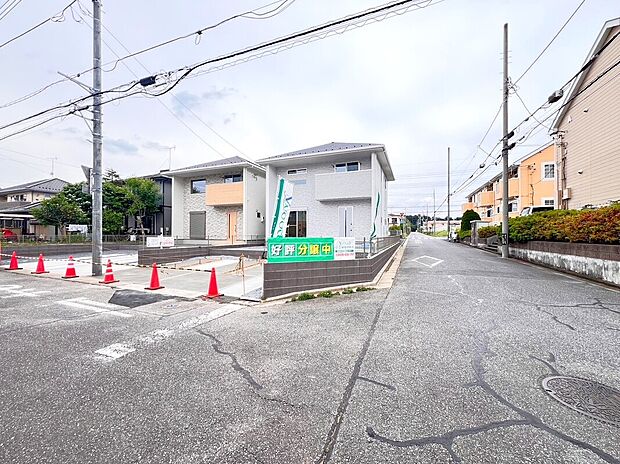 【外観】閑静な住宅街に完成したオウチ♪全面道路の車通りは少なめなのでお子様がお庭遊びをしていても大丈夫です♪