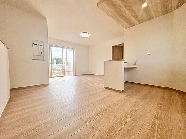 【【5号棟　ワークスペース】】5号棟の個性的なファミリーラウンジは、趣味や仕事に集中できるワークスペースとしても大活躍！ 17.7帖の大空間を自由に使えますよ♪