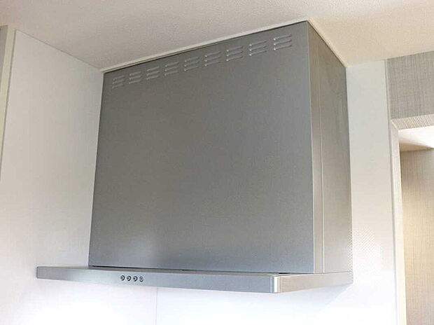 【【見た目スッキリお掃除ラクラク　フラットスリムレンジフード】】凹凸が少なく手入れしやすいフラットスリムレンジフード。
清流版の活用で効率よく煙を集め、内部シロッコファンで効果的に外部へ排煙する作り。
※施工例
