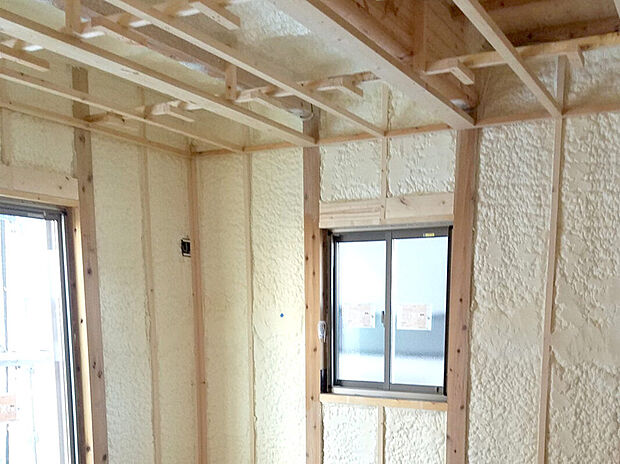 【発泡ウレタン断熱】断熱性能の高さはもちろん、気密性の高い家を実現。自己接着力により末永く断熱性能を維持します。また、冷暖房の効率をあげ光熱費の節約につなげることもできます。