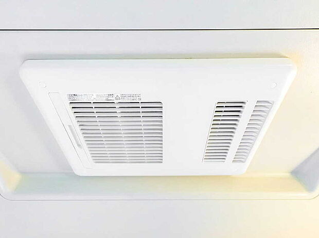 【換気乾燥暖房機】雨の日も安心の浴室乾燥機を装備しています。※メーカーによりデザインが異なる場合がございます。
