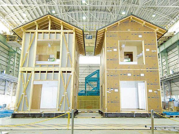 【耐力面材　ダイライト】耐力面材として使用する耐震ボードです。建物の軸組が終わった際に、くぎ打ちをして施工します。
高強度、防耐火、軽量、透湿性、高耐久、ゼロアスベスト、低ホルムアルデヒドなど、多彩な特長を備えています。