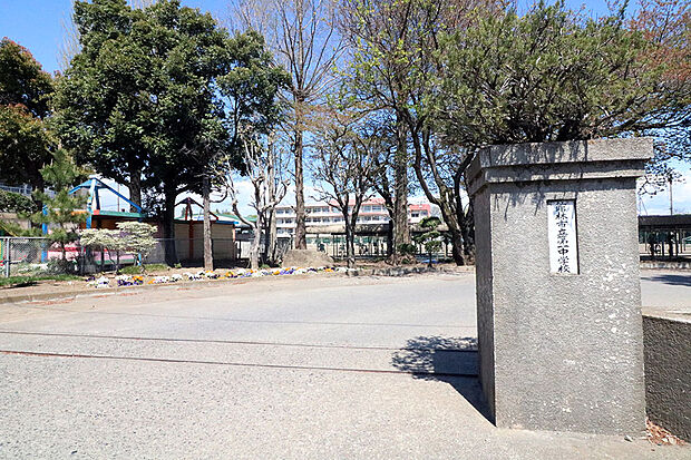 館林市立第一中学校(約1,600m)