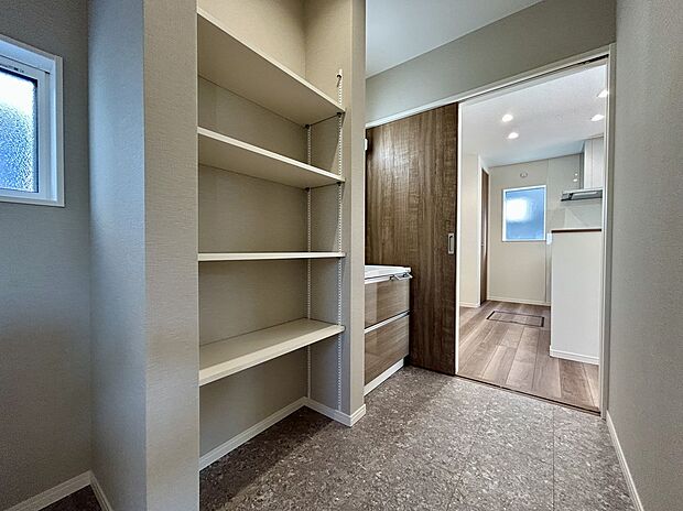 【【1号棟 洗面所】】玄関横に可動棚付き土間収納を備えた空間です!キッチンの隣に洗面所と浴室を配置し、家事をまとめて行いやすい動線設計♪毎日の身支度や片付けもスムーズです!