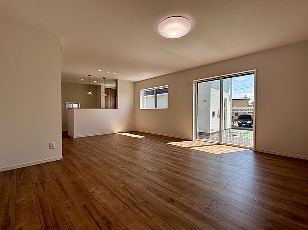 【【２号棟 リビング】】ＬＤＫの大型間取でナチュラルな心地よさが広がる住空間