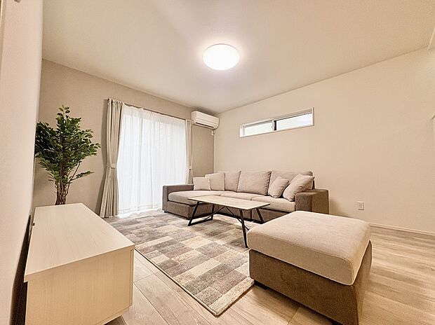 【【1号棟　ファミリーラウンジ】】柔らかな日差しが差し込むリビングで家族みんながゆったりとくつろげます！お子様が床に座って絵本を読んだり、お昼寝したりと自由に過ごせる広さです♪