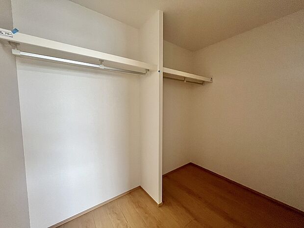 【【3号棟　主寝室　ウォークインクローゼット】】主寝室にはウォークインクローゼットがあるので、増えてしまいがちなお洋服や季節物の収納もラクラク♪