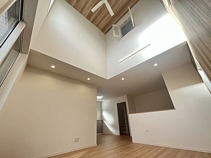 【2号棟 リビング×吹き抜け】