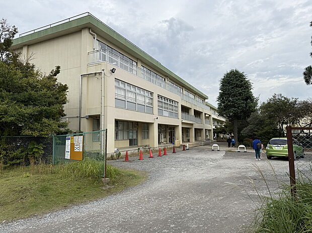 牛久市立牛久小学校（約160m）