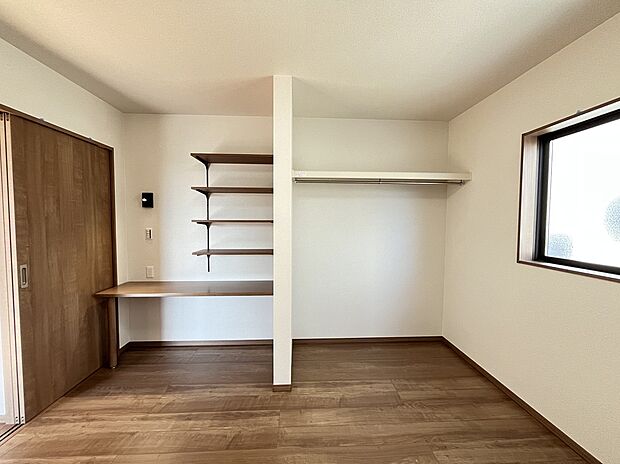 【【1号棟 洋室】】6.1帖の洋室はカウンターとクローゼット付き!家事スペースや作業スペースとしても使えるので便利ですね♪