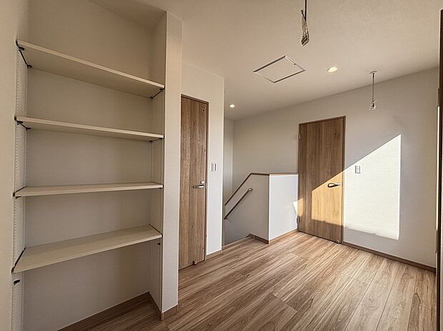 【【1号棟　2階ホール】】2階に上がると広さの取れたホール♪
ホールからバルコニーに出れるので各居室に入らずに洗濯物を干せます！
室内物干しや可動棚もあるので家事スペースとしても◎