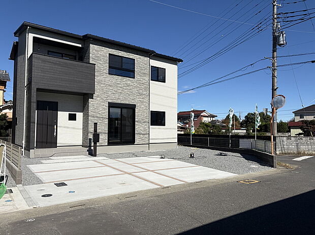 【【2号棟　外観写真】】青空に映えるスタイリッシュな佇まいの2号棟です！陽当たり良好な立地で、気持ちの良い朝を迎えられますよ♪新居での生活が待ち遠しくなりますね！