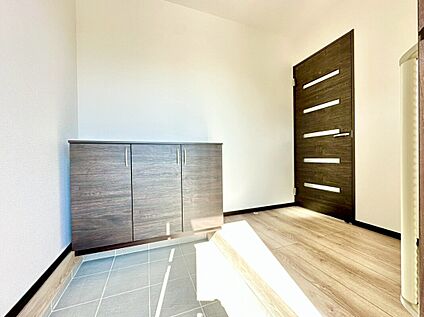 【2号棟 玄関】