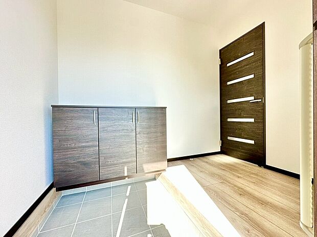 【【2号棟　玄関】】落ち着いた木目調の玄関収納は、家族全員の靴やアウトドア用品もたっぷりしまえます！いつも綺麗な空間でお客様をお迎えできますね♪