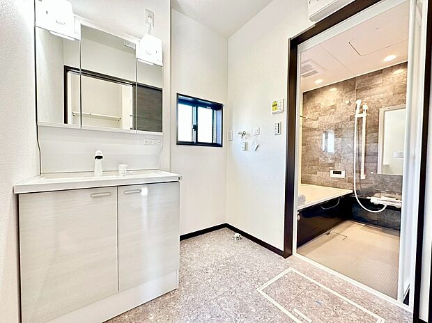 【【2号棟　洗面室】】清潔感あふれる広々とした洗面台は、朝の忙しい時間帯でも家族並んで準備ができます！機能的な収納も完備され快適ですね♪