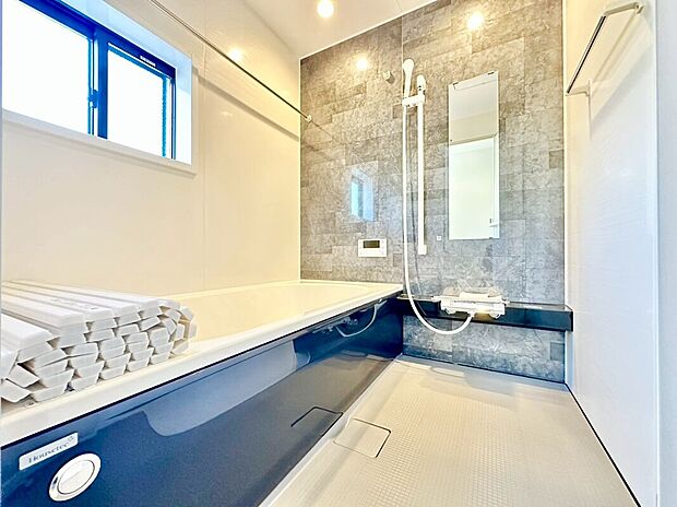 【【2号棟　浴室】】鮮やかな青のアクセントパネルが印象的な広々とした浴室です！一日の疲れを癒すバスタイムが、まるで温泉のように充実しますね！