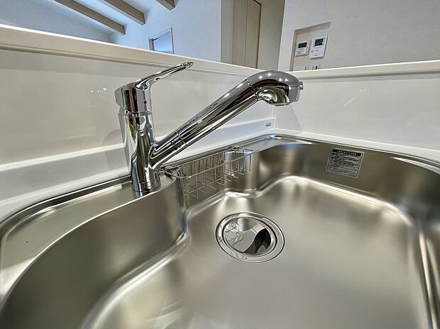 【【安心安全は身体を作る水から　浄水カートリッジ一体型水栓】】浄水カートリッジ一体型のシャワー水栓。
広めのシンクでも掃除がしやすいシャワーノズルを採用し、お手入れラクラクの環境を整えました。
※施工例
