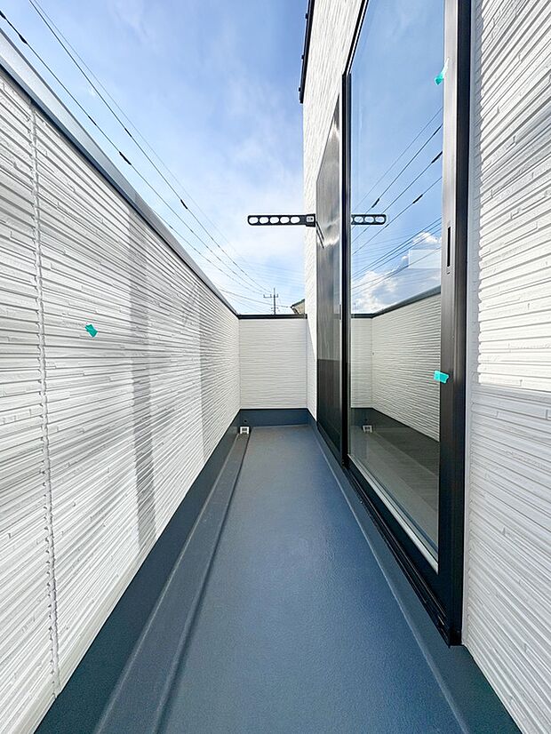 【【バルコニー】】陽光がたっぷりと降り注ぐ、奥行きのあるバルコニーです!お洗濯物を一度にたくさん干せる広さがあるだけでなく、お布団を干したり、ちょっとした外気浴を楽しんだりもできます♪