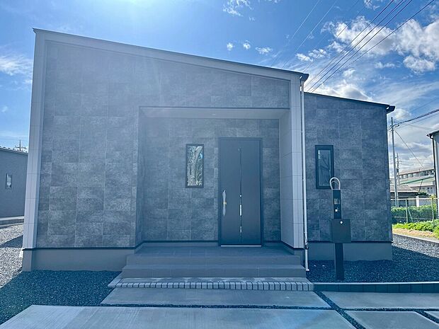 【【外観】】空が広く感じられる角地の特性を活かした、陽当たり良好な物件です!周囲に高い建物が少ないため、心地よい風が通り抜けるのも嬉しいポイント♪お洗濯物もしっかり乾き、家事の時短にも繋がる快適な暮らしが叶います