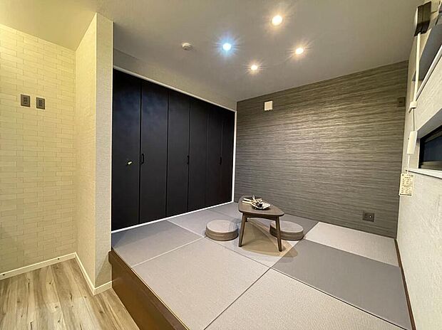 【当社施工例】和室
小上がり和室があることで、家の中にメリハリが生まれ、立体感のある空間に。洋風のリビングに違和感なく馴染むインテリアです。布団や季節家電などを収納できるスペース付きです。