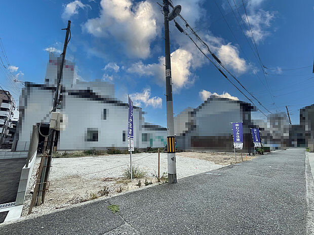 【グロータウン平野本町PART-7】
西側接道の全3区画。接道幅は約5.45m。自由設計対応で理想の住まいづくりが叶います。教育機関や買い物施設が身近に揃う利便性の高いロケーションです。