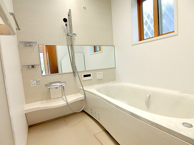 【当社施工例/浴室】
浴槽はベンチ付きのため、小さなお子様も入浴しやすく、半身浴も楽しめます。シャワーは高さを調節でき、家族の身長に合わせて快適に使用できます。