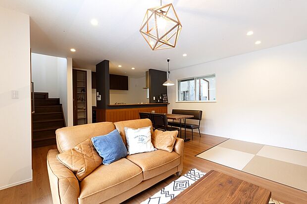 【当社施工例/LDK】
LDKには、畳スペースが設けられています。お子様の遊び場や、寝転んでくつろぐ憩いの場など、ご家族それぞれが心地よく使えそうです。