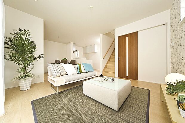 【当社施工例】リビング
明るいフローリングの木目が柔らかな印象のLDKです。リビング階段により、ご家族のコミュニケーションが生まれやすい住まいです。