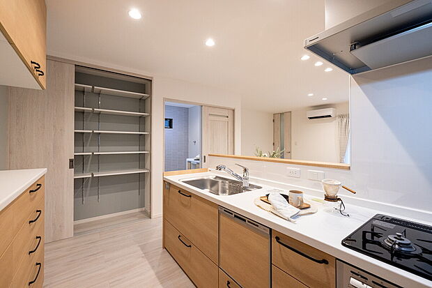 【当社施工例】キッチン
収納量豊富なリビング収納を設けています。日常使いの文房具や薬類はもちろん、缶詰や食料品等ストック類を収めるパントリーとしても活用できます。