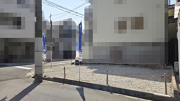 【現地】
3駅2路線利用可能で交通利便性良好。スーパーまで徒歩2分、小中学校まで徒歩8分と子育て世帯にも嬉しい住環境です。