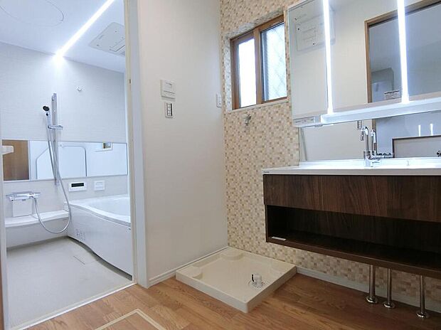 【【当社施工例】洗面所】デザイン性の高い、フロートタイプのシャワー付洗面化粧台が採用されています。インテリアのように空間に馴染み、洗面所をおしゃれにコーディネートできます。