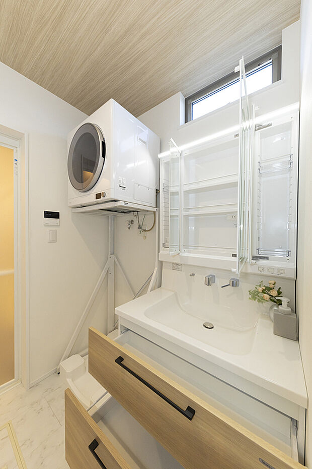 【【モデルハウス写真】洗面室】機能性と快適さを兼ね備えた洗面室。身支度をスムーズにできる三面鏡付きの洗面化粧台です。水栓はハイバックタイプで、汚れが溜まりづらい仕様です。(※ご成約済)