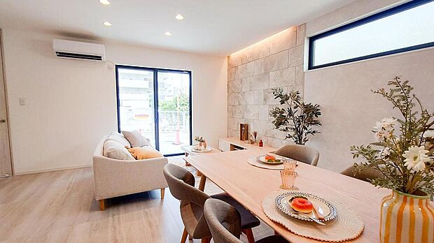 【【当社施工例】リビング】2面採光で陽光差し込む、明るいLDK。通風良好です。壁を有効活用できる高窓を採用しています。窓の下の壁面を自由に使うことができます。