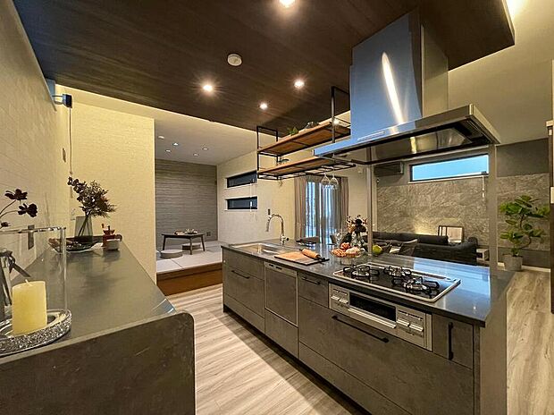 【【当社施工例】キッチン】リビングにいるご家族と顔を合わせながらコミュニケーションがとれる、対面式キッチン。背面のカップボードには、食器や調理器具などをすっきりと収められます。