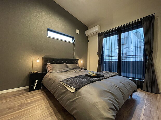 【【当社施工例】洋室】高窓が備わっているため、ベッドや机などの家具を合わせやすい洋室です。掃き出し窓からバルコニーへの行き来が可能で、洗濯物の出し入れもスムーズに行えます。