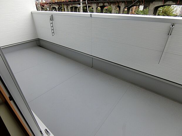 【【当社施工例】バルコニー】幅にゆとりがあるバルコニーです。お洗濯ものがたっぷり干せます。ベンチやテーブルを設置すると、家事や勉強の合間のリラックススペースに。