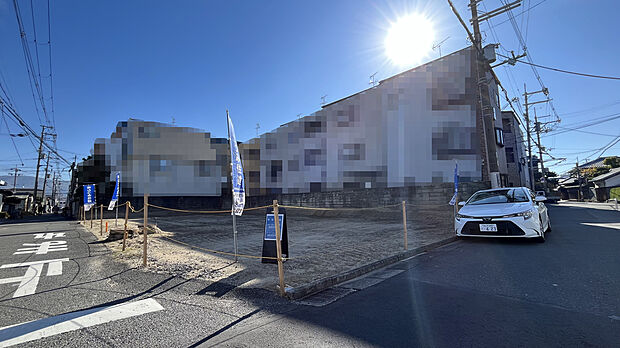 【【現地土地】】角地を含む4区画。駅前の賑やかさから程よく離れた、落ち着いた住宅街に位置しています。北西角地である「1号地」の建築参考プランをご用意しています。