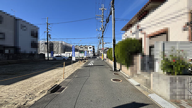 【【前面道路含む現地】】スーパーまで徒歩5分、小学校まで徒歩7分と、生活施設が身近に揃う暮らしやすいロケーションも魅力です♪お気軽にお問い合わせくださいませ！