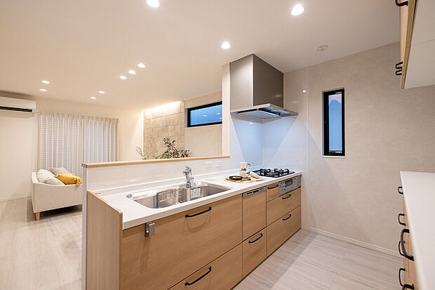 【【当社施工例/キッチン】】リビング側上部に遮るものがなく、広々と視界が開けています。開放感がありますので、孤立感なくご家族とお顔を合わせながら家事がこなせます。