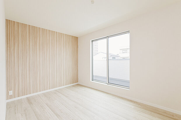 【【当社施工例/洋室】】掃き出し窓から明るい光が差し込む洋室。シンプルな色合いのクロスと床材を使用しているので、お好みのインテリアを合わせることができます。